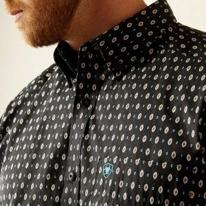 Ariat Long Sleeve Button Down
Geometric Blue Green Designed Sz S Men